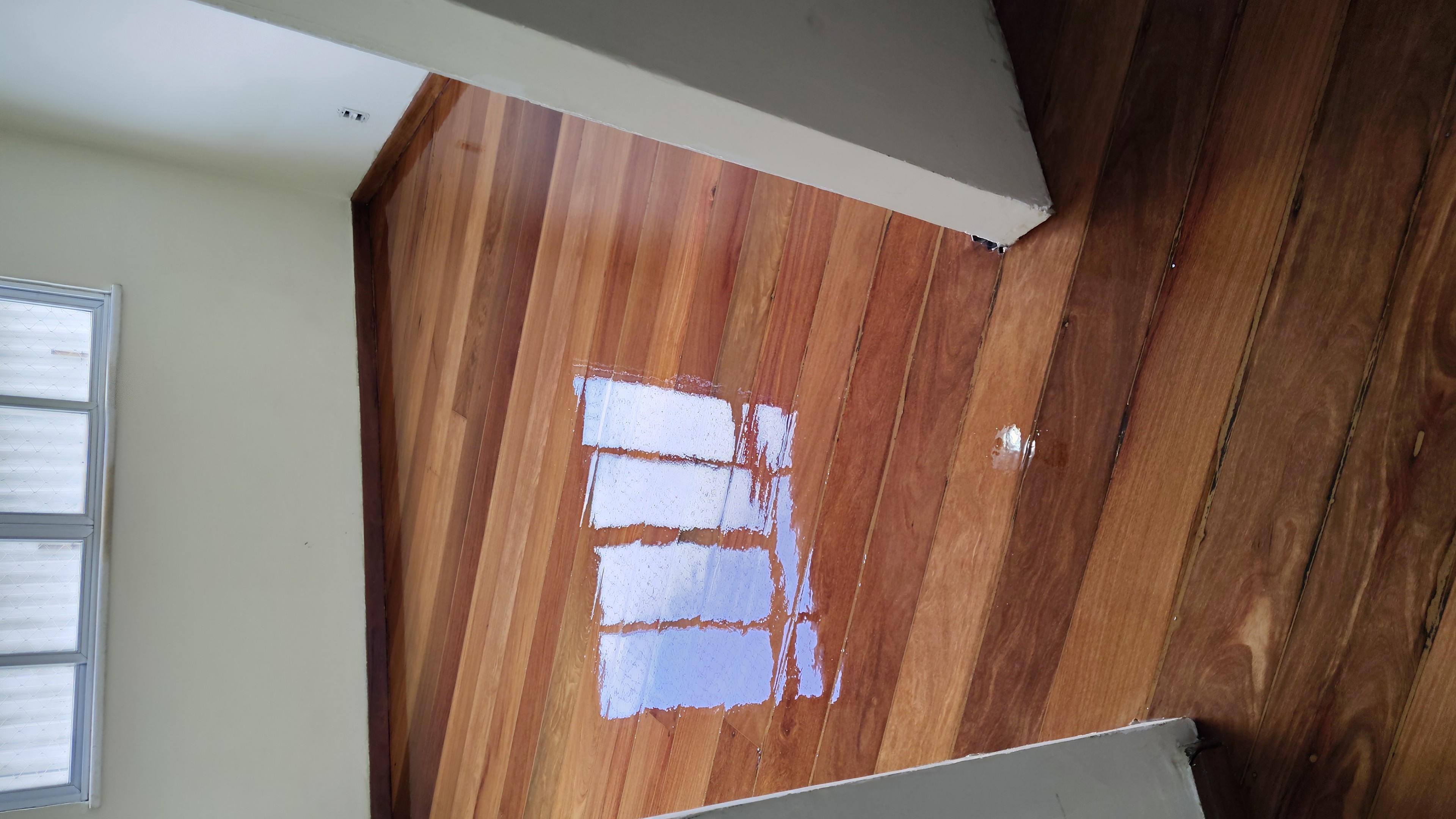 Dormitório — piso de madeira restaurado pela Origem Sinteco